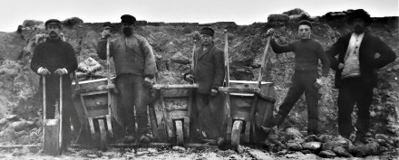 Dike construction off Vester Vedsted in 1911. Photo: Vester Vedsted Parish local historical archives.